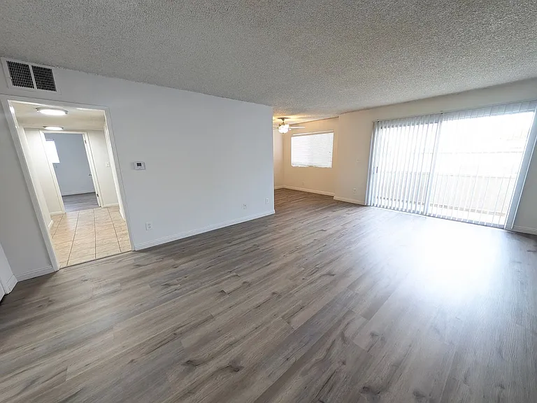 Fountainebleu Apartments — Photo 13