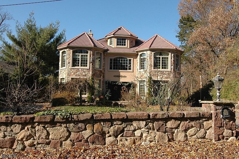 1st image of 9 Windsor Dr