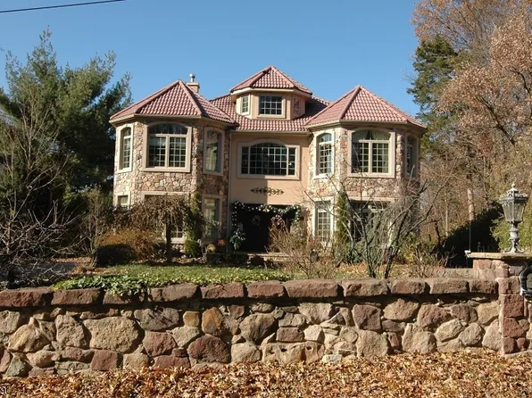 9 Windsor Dr, Pine Brook, NJ 07058