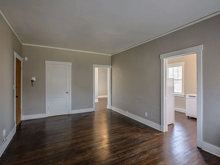 606 S 32nd Ave — Photo 2