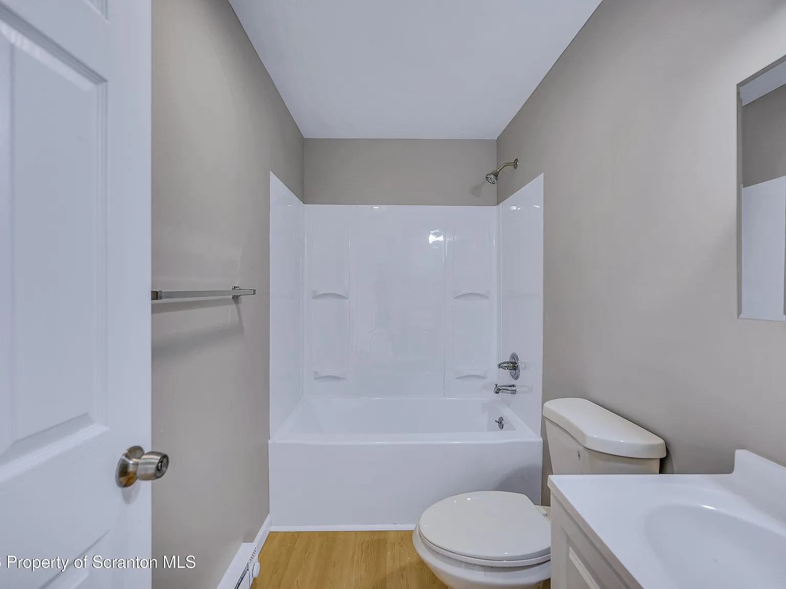 1 bed, 1.0 bath, 1271 sqft, $995 — Photo 2