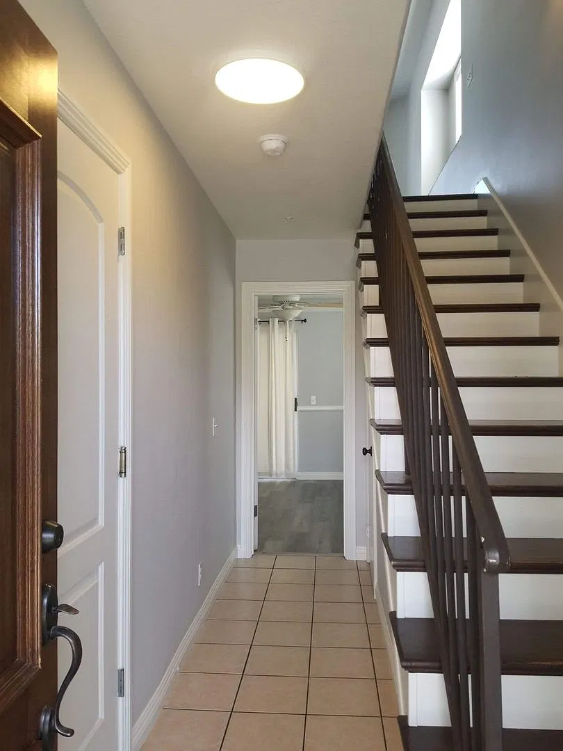 For Rent 3+2 Updated Condominium — Photo 3