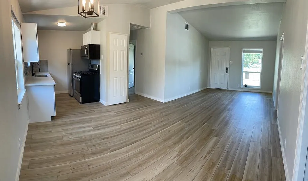 1605 Hawthorne Ln — Photo 3