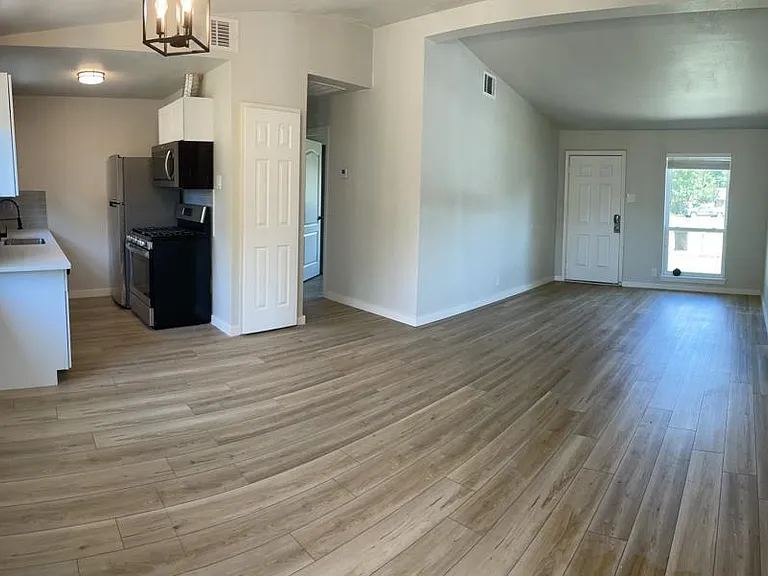 1605 Hawthorne Ln — Photo 3