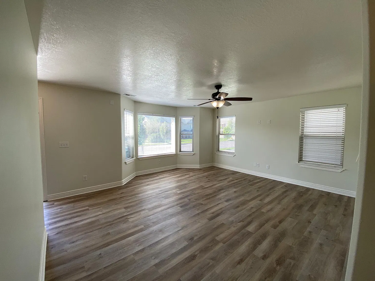 4 bed, 2500 sqft, $2,200 — Photo 4