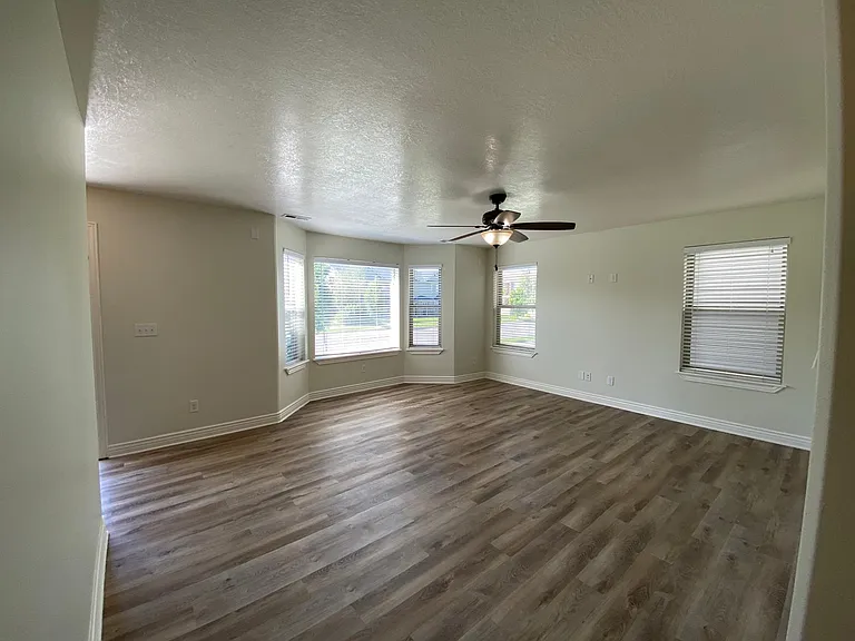 642 Trejo St — Photo 4