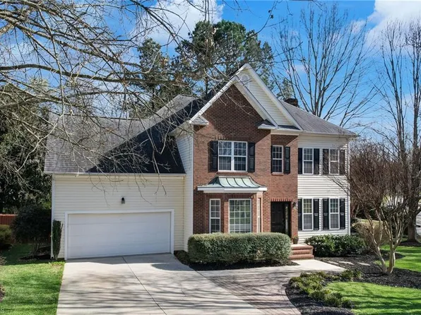 2 Foxfire Ct, Greensboro, NC 27410