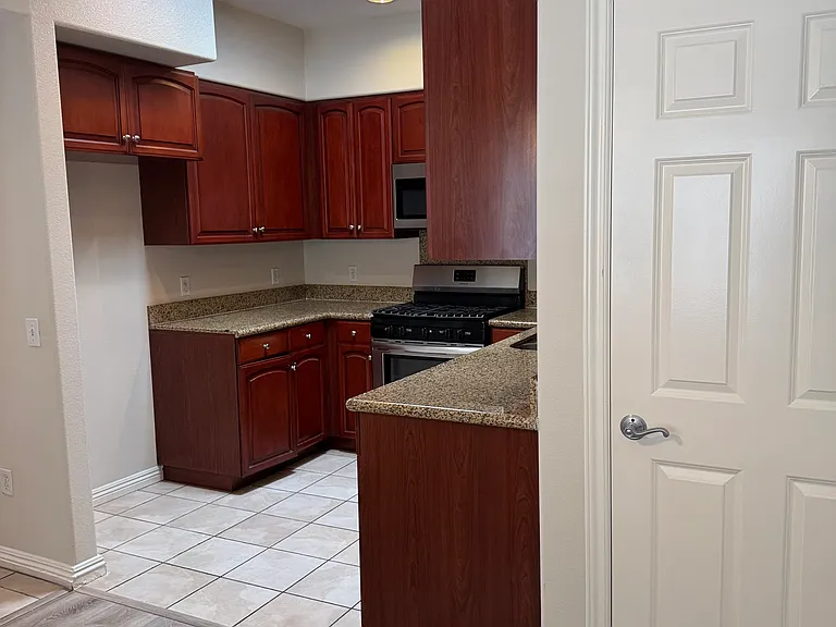10616 Moorpark St #304 — Photo 11