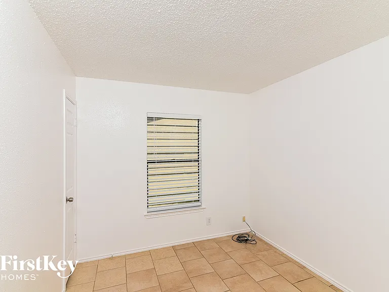 9419 Valley Bnd — Photo 12