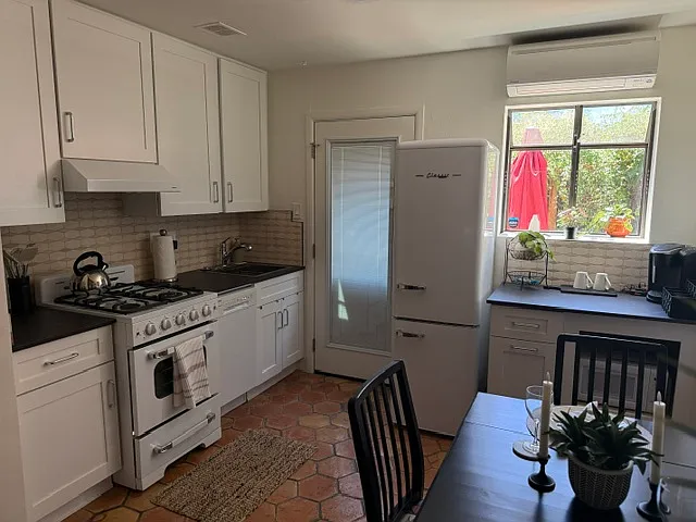 527 E Alameda St — Photo 9