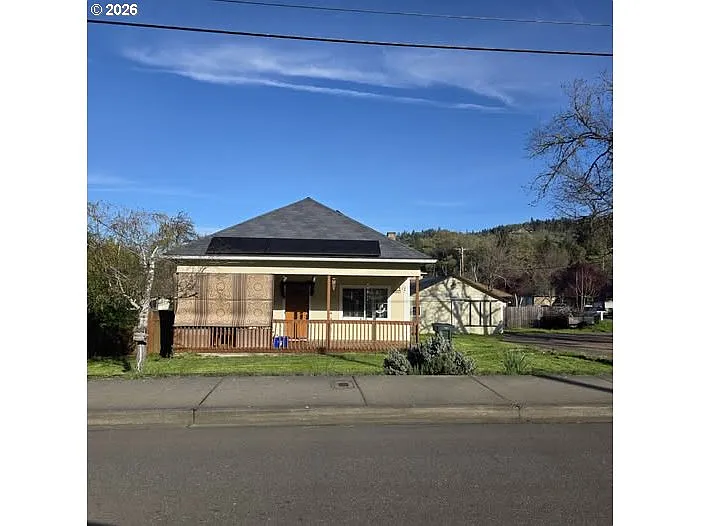 597 SE Ramp St photo 1
