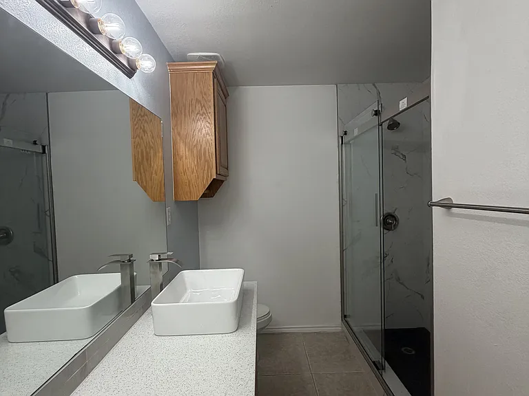 Primary en-suite bathroom.