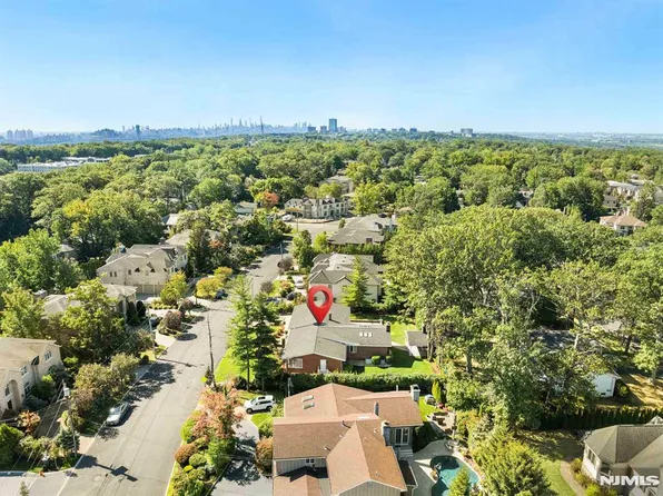 662 Summit St, Englewood Cliffs, NJ 07632