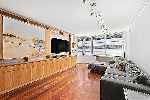 1st image of 275 Greenwich St APT 5A