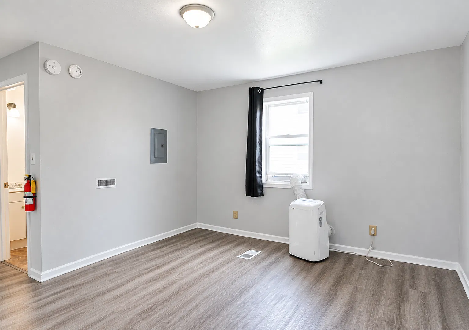 Studio Apartment At Vine Street Apartments - First Month Free! — Photo 3