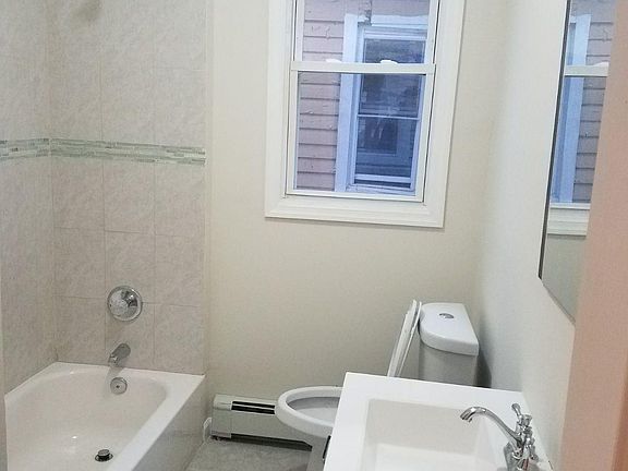 2nd image of 21 Nassau Pl #2