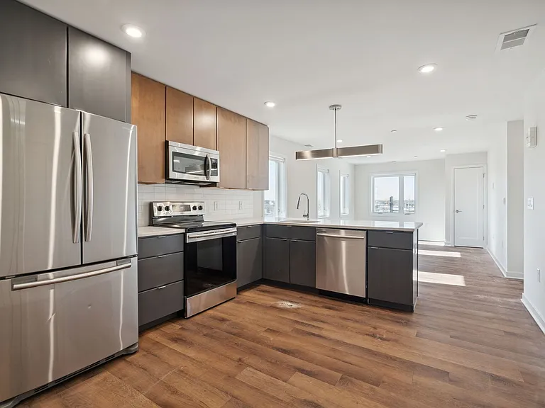Graduate Pointe — Photo 173