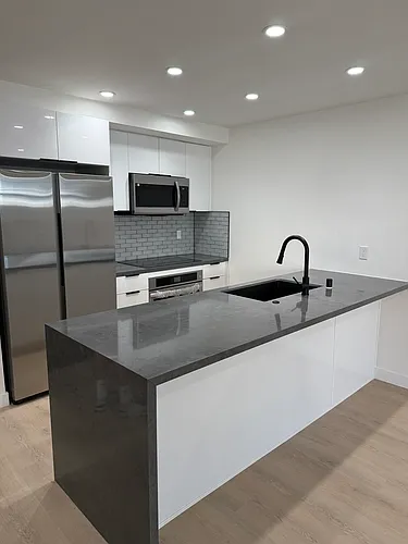740 N Kings Rd #111 Photo 1