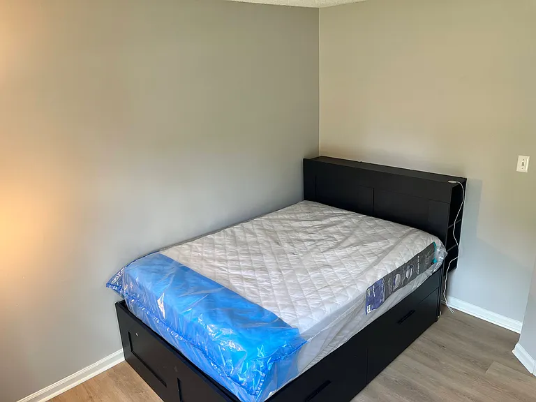 Front corner bedroom, brand new mattress