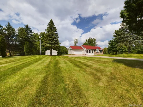 10404 Halsey Rd, Grand Blanc, MI 48439