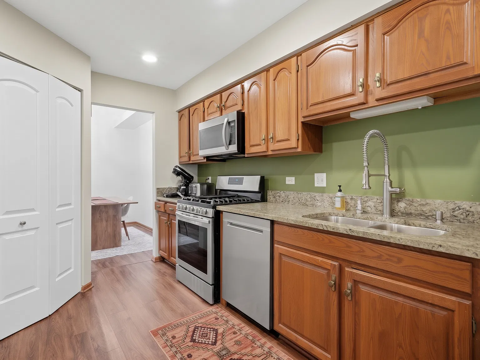 2 bed, 1800 sqft, $2,750 — Photo 2