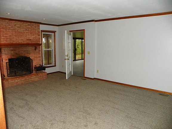 5th image of 785 Deervalley Dr