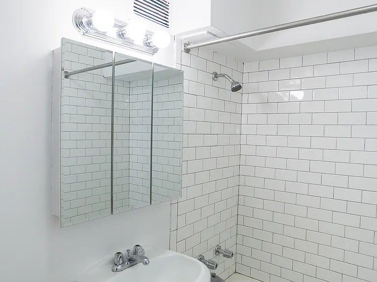 7300 N Ridge Blvd #302 — Photo 5