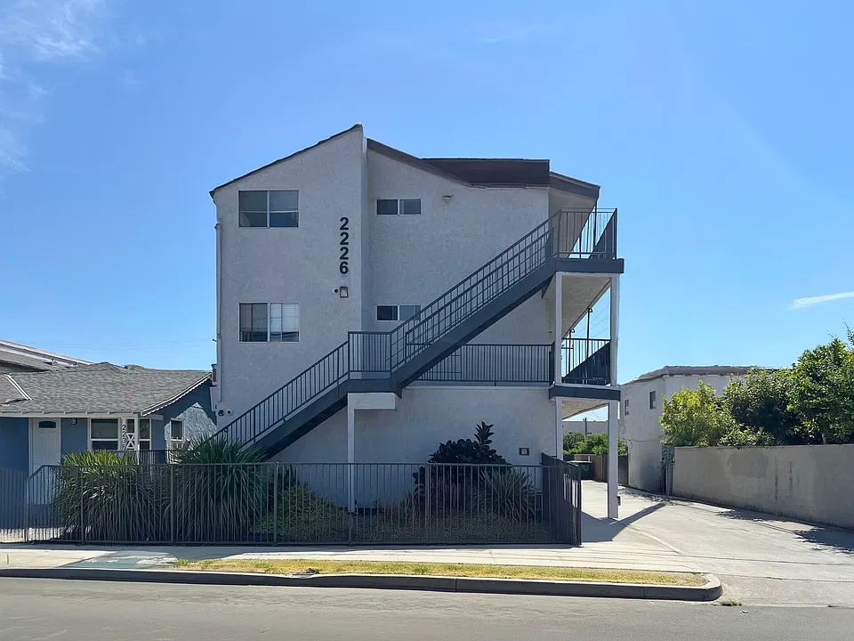 2226 Lewis Ave #3