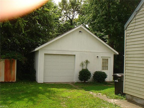 3rd image of 15 Mohawk Dr