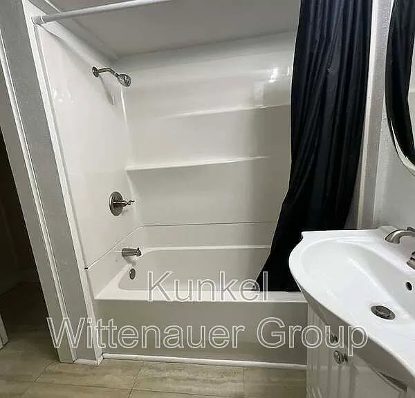 324 N Jackson St — Photo 14