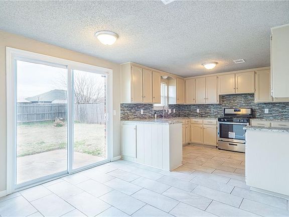 4th image of 10101 S Douglas Ave