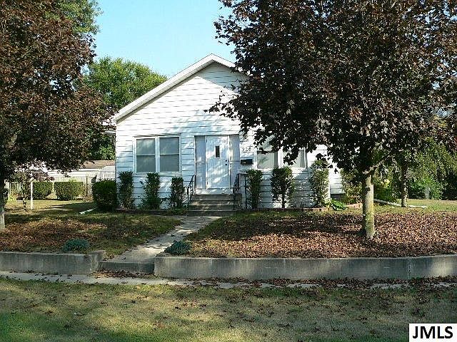 1st image of 220 Oakwood Ave