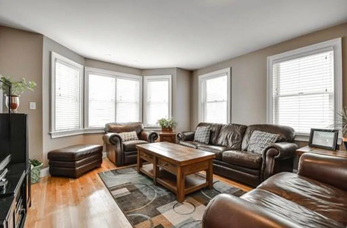 Building Photo - 734 E 6th St #1