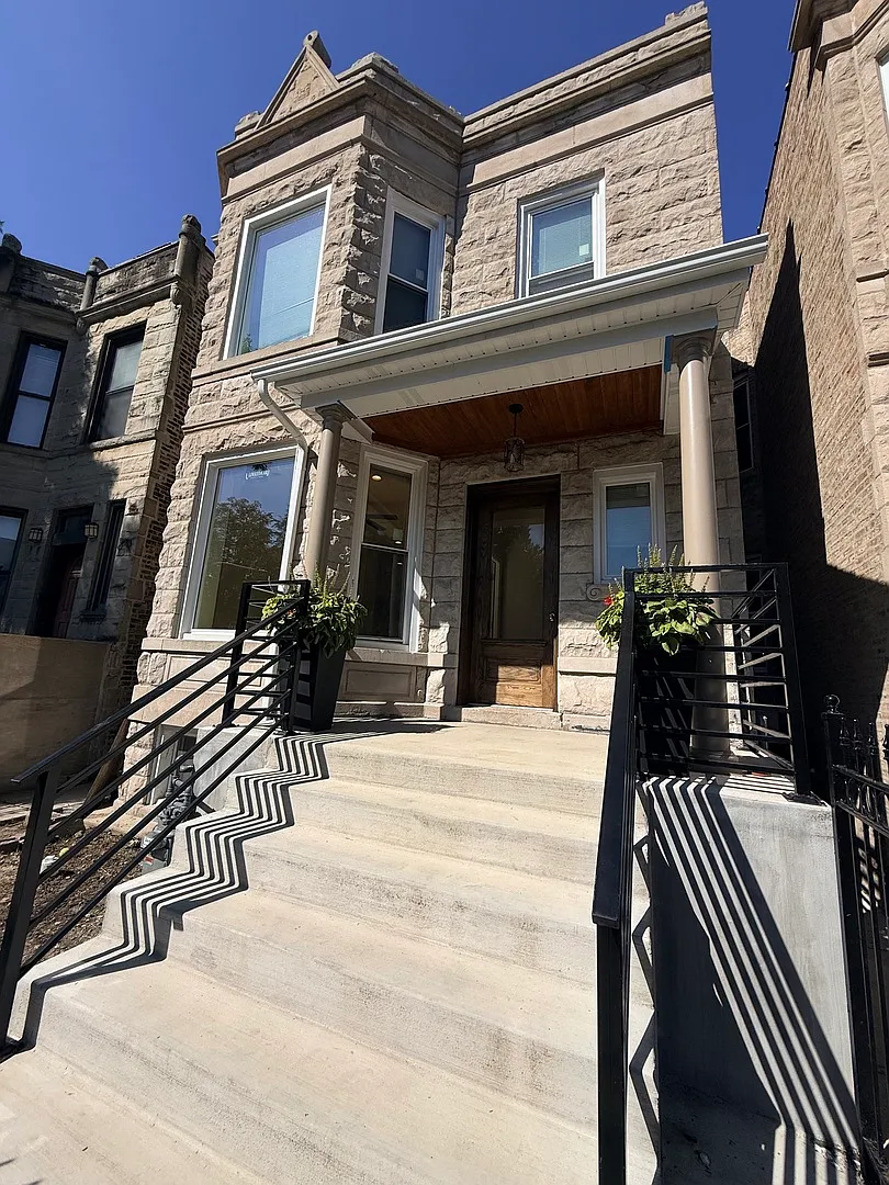 3 bed, 1100 sqft, $1,800 — Photo 2