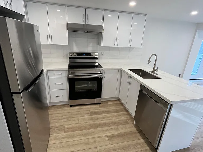 54 Riverdale Dr #LOWER — Photo 3