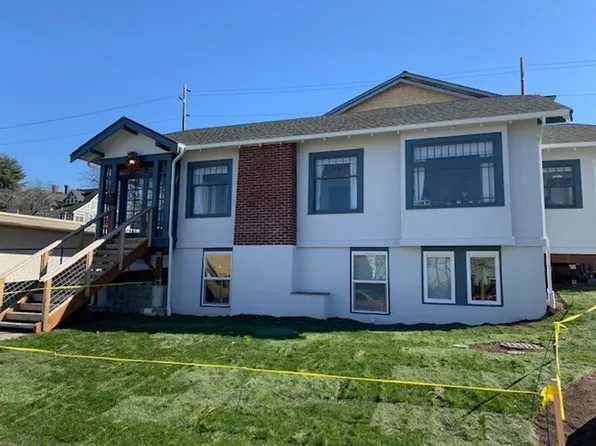 1122/1124 N Forest St