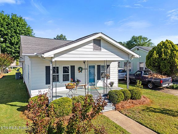 3rd image of 902 Fowler St