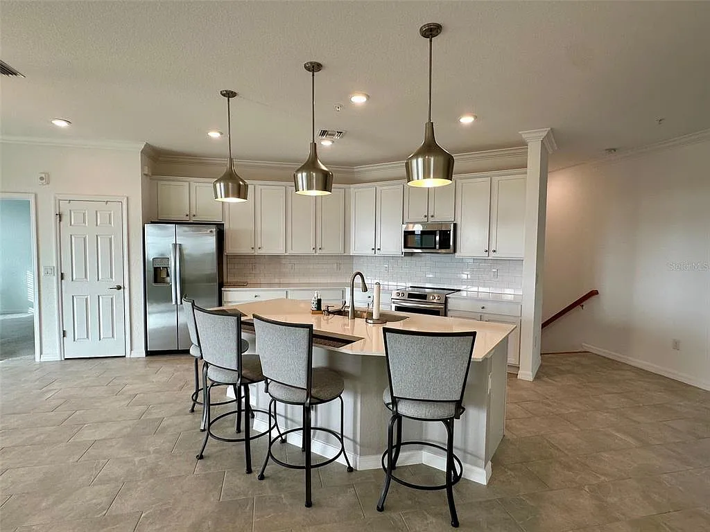Building Photo - 10027 Crooked Creek Dr #201