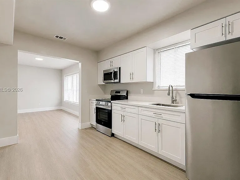 101 W 11th St #8 — Photo 21