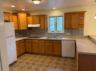 84 Strong St, Easthampton, MA 01027