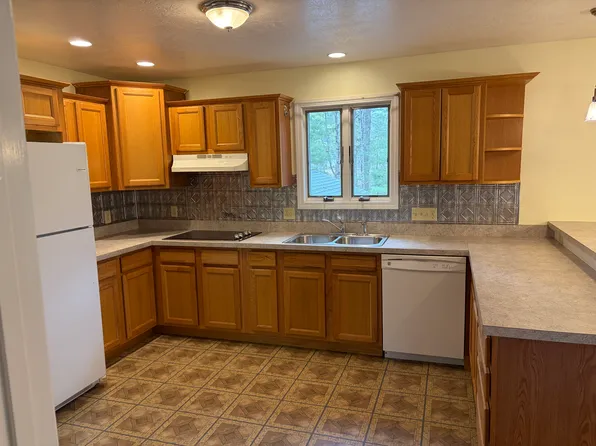 84 Strong St, Easthampton, MA 01027