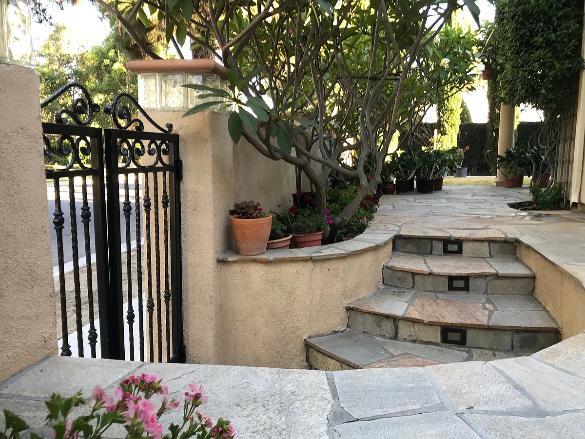 Private entrance - Visalia Dr