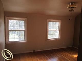 5th image of 16564 Sussex St