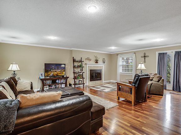 3rd image of 1304 Buxton Dr