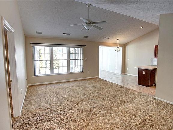 4th image of 410 Beaumont Ct