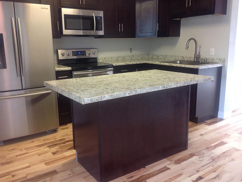 Decent sized island with dshwasher underneath