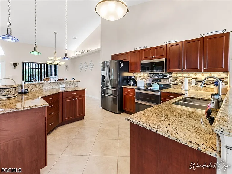 4413 SW 10th Ave — Photo 7