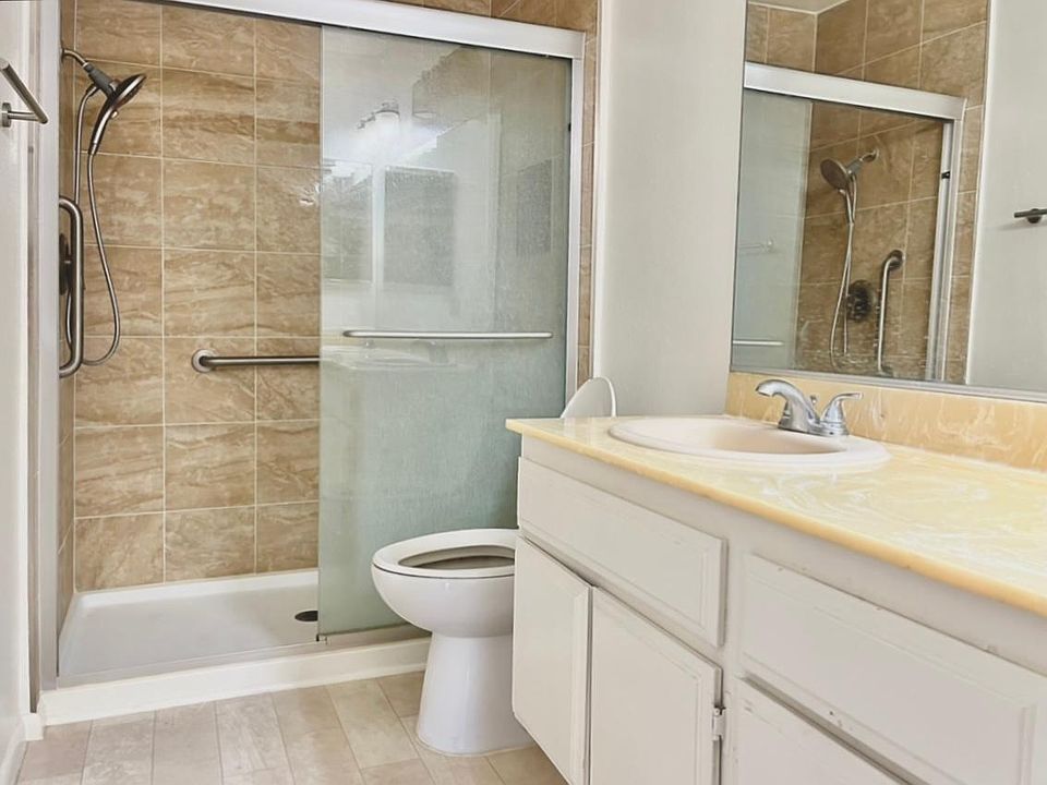 Upstairs Master Bathroom (2.5 Bathrooms Total)