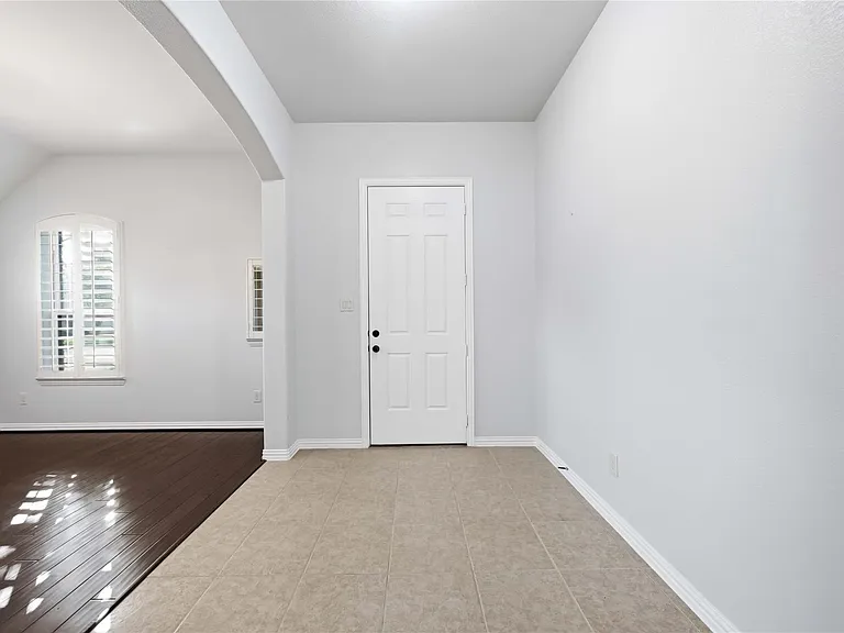 601 Dunlavy Ln — Photo 5