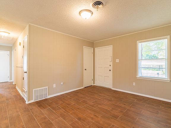 5th image of 8254 Elmbrook Dr